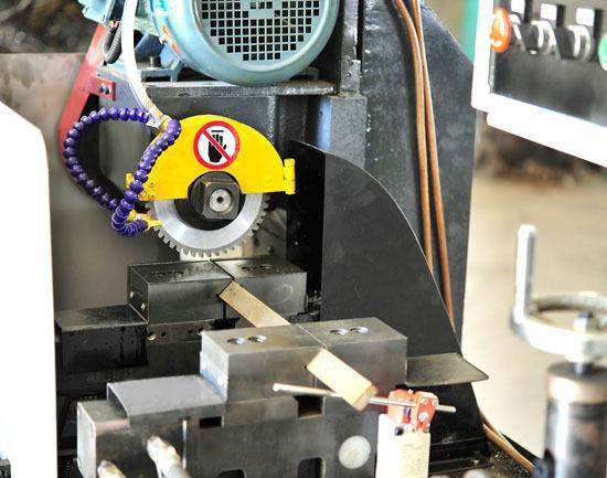 玉环精搏机床制造提供的铁棒自动下料机产品,图片